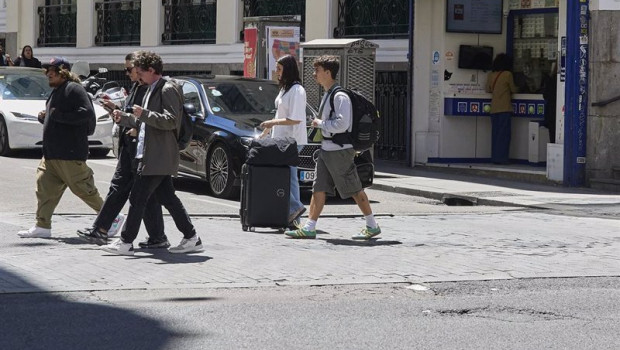 ep turistas en el centro de madrid tras el anuncio del ministerio de consumo de bloquear casi 66000