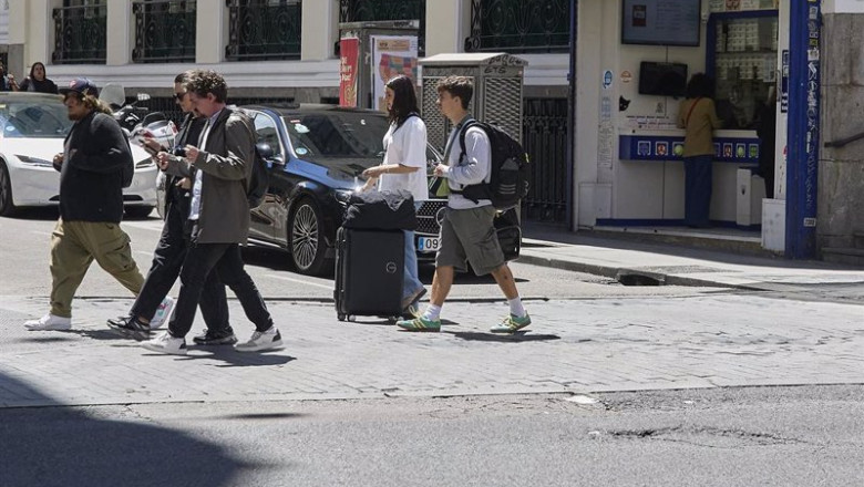 Turistas en el centro de Madrid tras el anuncio del ministerio de Consumo de bloquear casi 66.000 anuncios ilegales, a 19 de mayo de 2025, en Madrid (España). | Jesús Hellín - Europa Press ep turistas en el centro de madrid tras el anuncio del ministerio de consumo de bloquear casi 66000