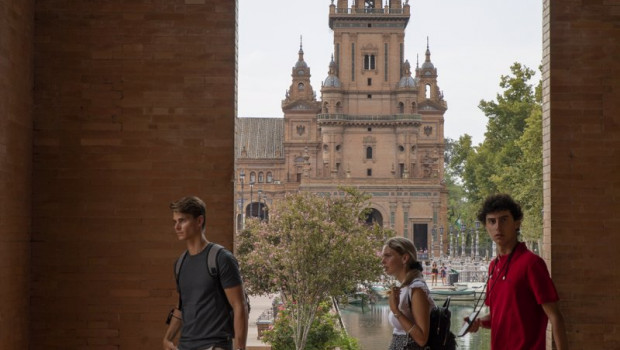 ep turistas pasean por la plaza de espana