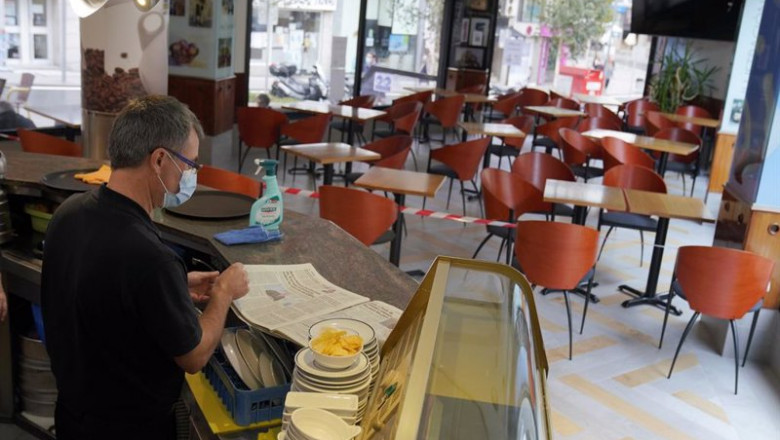 ep un camarero lee un periodico en el interior de su bar ep un camarero lee un periodico en el interior de su bar