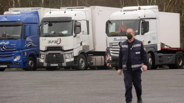 ep un transportista en un aparcamiento de la carretera n vi durante los piquetes formados en el