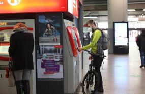 ep un viajero con bicicleta adquiere un billete en un dispensador en la estacion de atocha