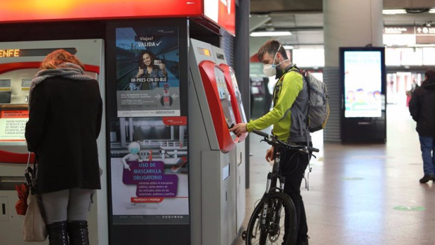 ep un viajero con bicicleta adquiere un billete en un dispensador en la estacion de atocha