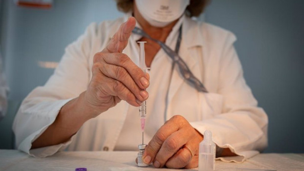 ep una enfermera prepara la vacuna pfizer-biontech contra el covid-19