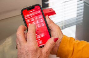 ep una persona mayor utiliza una aplicacion bancaria en un telefono movil