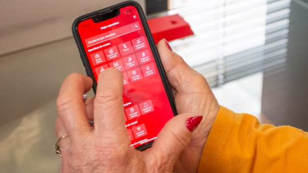 ep una persona mayor utiliza una aplicacion bancaria en un telefono movil