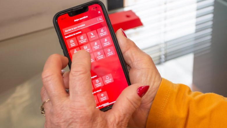 ep una persona mayor utiliza una aplicacion bancaria en un telefono movil