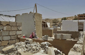 ep una refugiada siria del campamento de arsal en los escombros de su casa demolida por las fuerzas