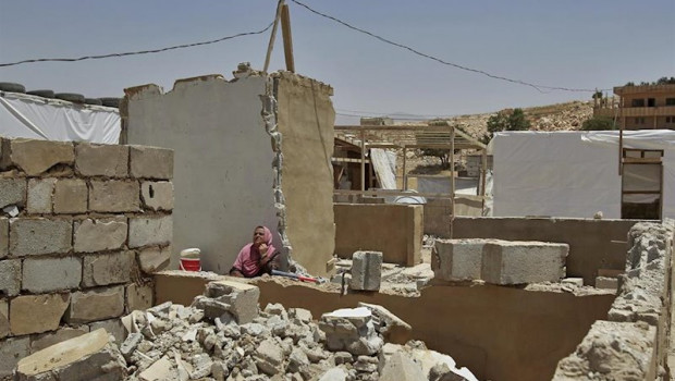 ep una refugiada siria del campamento de arsal en los escombros de su casa demolida por las fuerzas