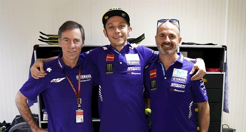 ep valentino rossi y lin jarvis firman la renovacion del piloto ep valentino rossi y lin jarvis firman la renovacion del piloto