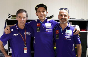 ep valentino rossi y lin jarvis firman la renovacion del piloto