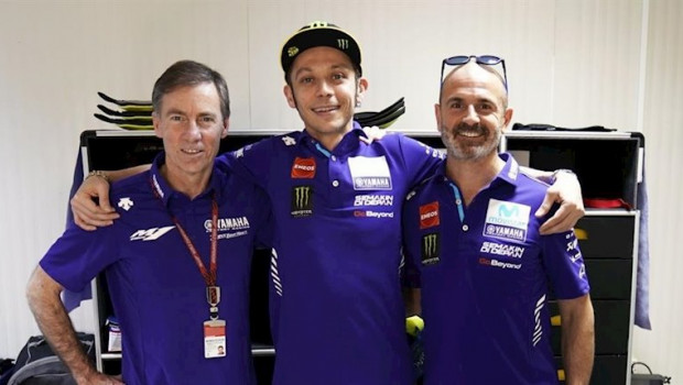 ep valentino rossi y lin jarvis firman la renovacion del piloto