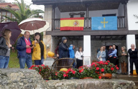 ep varias personas con paraguas por la lluvia esperando la llegada de la familia real a asiego