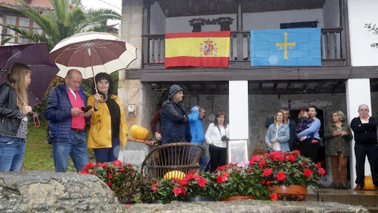 ep varias personas con paraguas por la lluvia esperando la llegada de la familia real a asiego ep varias personas con paraguas por la lluvia esperando la llegada de la familia real a asiego