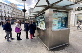 ep varias personas hacen cola para comprar un decimo de loteria de navidad en una administracion en