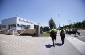 ep archivo   fachada de la planta de mercedes benz de vitoria