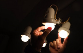 ep archivo   imagen de archivo de una persona cambiando bombillas de una lampara