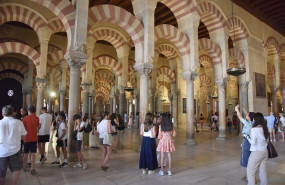 ep archivo turistas en el interior de la mezquita de cordoba en una imagen de archivo ep archivo turistas en el interior de la mezquita de cordoba en una imagen de archivo