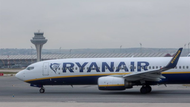 ep archivo   un avion de la aerolinea ryanair en el aeropuerto adolfo suarez madrid barajas a 2 de