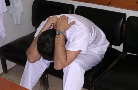 ep archivo   un enfermero con el sindrome del trabajador quemado