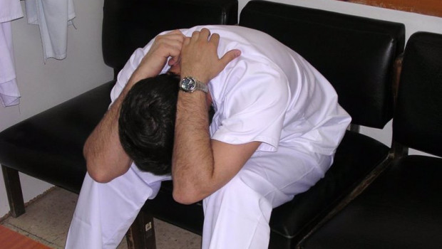 ep archivo   un enfermero con el sindrome del trabajador quemado