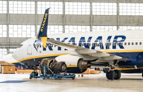 ep archivo   un motor de un avion de ryanair durante la inauguracion del nuevo hangar de