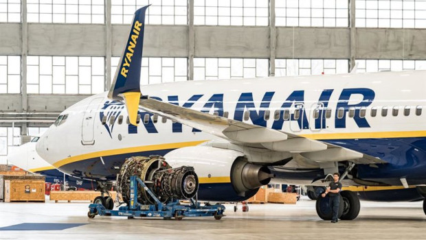 ep archivo un motor de un avion de ryanair durante la inauguracion del nuevo hangar de ep archivo un motor de un avion de ryanair durante la inauguracion del nuevo hangar de