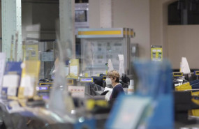 ep archivo - un trabajador de correos durante su jornada laboral en la oficina de cibeles