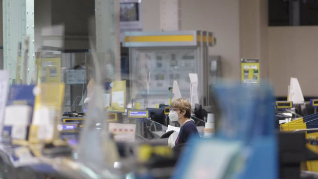 ep archivo - un trabajador de correos durante su jornada laboral en la oficina de cibeles