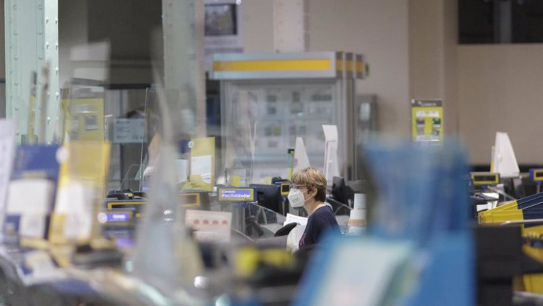 ep archivo - un trabajador de correos durante su jornada laboral en la oficina de cibeles