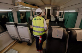 ep archivo   un trabajador en el interior del tren laboratorio de adif