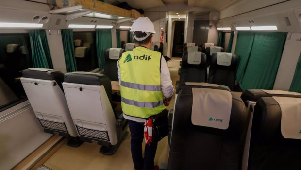 ep archivo   un trabajador en el interior del tren laboratorio de adif