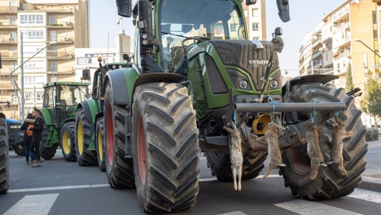 ep archivo un tractor con conejos colgados durante una protesta convocada por sindicatos agrarios ep archivo un tractor con conejos colgados durante una protesta convocada por sindicatos agrarios