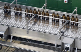 ep archivo   varias botellas de cristal en las instalaciones de la fabrica de cerveza heineken de