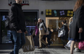 ep archivo   varias personas con bolsas de la compra en una calle centrica de sevilla