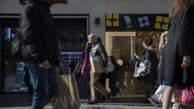 ep archivo varias personas con bolsas de la compra en una calle centrica de sevilla ep archivo varias personas con bolsas de la compra en una calle centrica de sevilla