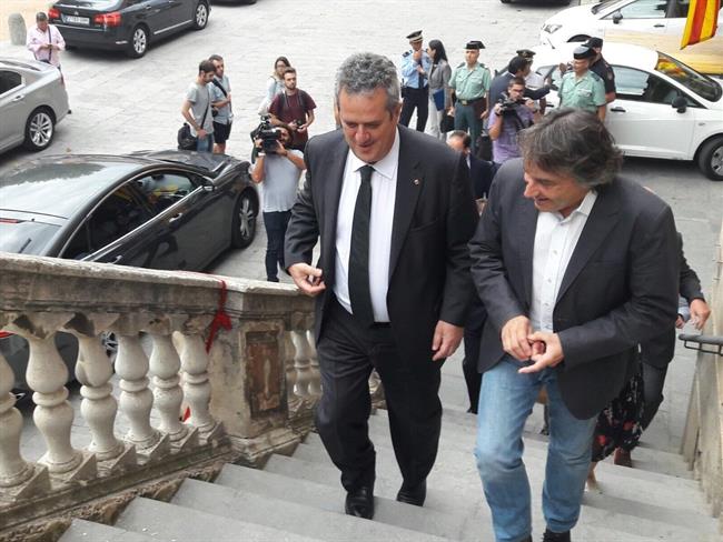 El conseller Joaquim Forn y el alcalde de Ripoll Jordi Munell | @QUIMFORN ep conseller joaquim fornalcalderipoll jordi munell