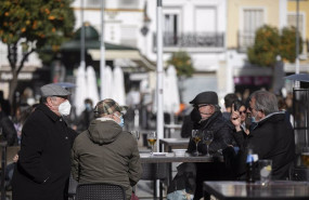 ep cuatro personas en la terraza de un bar