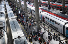 ep decenas de personas esperan al tren en la estacion de madrid   puerta de atocha   almudena