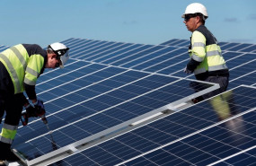 ep dos operarios fijan paneles solares en la instalacion