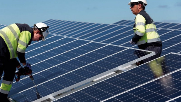 ep dos operarios fijan paneles solares en la instalacion