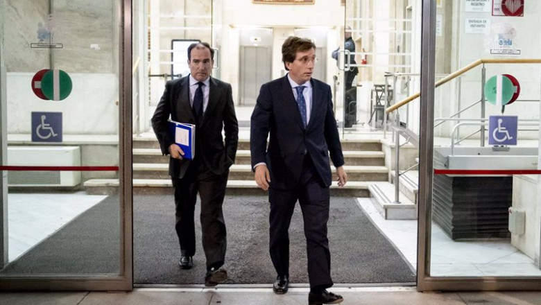 El alcalde de Madrid, José Luis Martínez Almeida (d), junto al delegado de Urbanismo, Medio Ambiente y Movilidad, Borja Carabante (i), a su salida tras una reunión con el ministro de Transportes y Movilidad Sostenible, Óscar Puente, en la sede del Ministe | A. Pérez Meca - Europa Press ep el alcalde de madrid jose luis martinez almeida d junto al delegado de urbanismo medio ambiente y