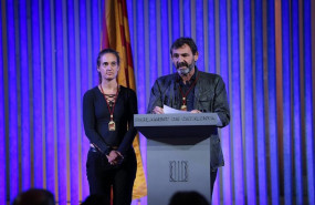 ep el parlament de cataluna entrega la medalla dhonor a la capitana del sea watch 3 carola rackete y