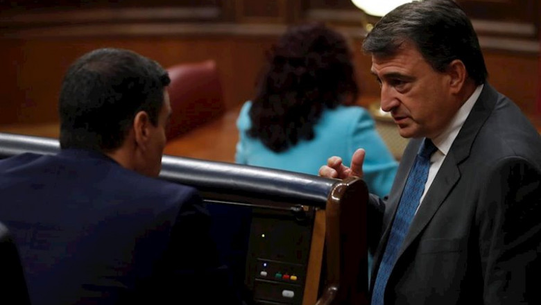 Pool ep el portavoz del pnv aitor esteban conversa con el presidente del gobierno pedro sanchez en el