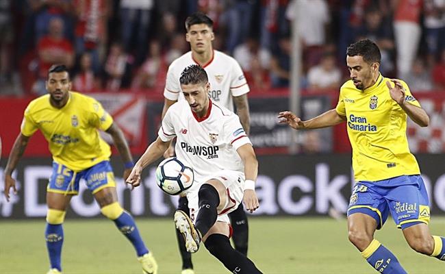 Escudero controla el balón ante dos jugadores de la UD Las Palmas | LALIGA ep escudero controlabalondos jugadoresla udpalmas