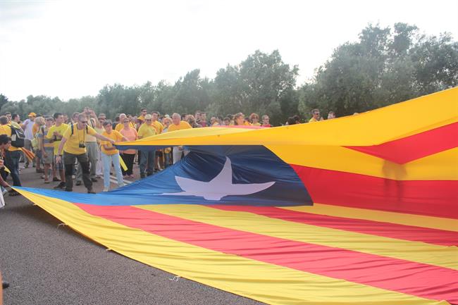Estelada en el tramo uno de la Vía Catalana, a su paso por el río Sénia. | EUROPA PRESS ep esteladatramodevia catalana apasorio senia