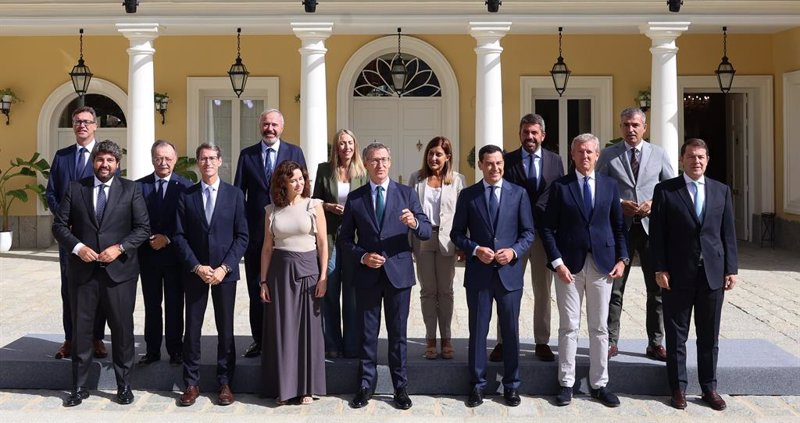 Foto de familia, el presidente del PP, Alberto Núñez Feijóo, junto a los barones del PP, al llegar a una reunión con los presidentes autonómicos del Partido Popular, en el Palacio de los Duques de Pastrana, a 6 de septiembre de 2024, en Madrid (España). D | Marta Fernández Jara - Europa Press ep foto de familia el presidente del pp alberto nunez feijoo junto a los barones del pp al llegar a
