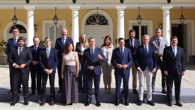 ep foto de familia el presidente del pp alberto nunez feijoo junto a los barones del pp al llegar a