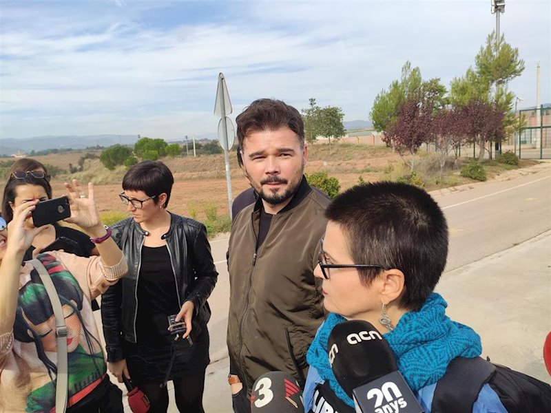 ep gabriel rufian y maria dantas erc ante la carcel de lledoners barcelona