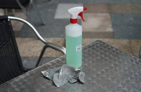 ep gel desinfectante en la mesa de una terraza en el centro de bilbao